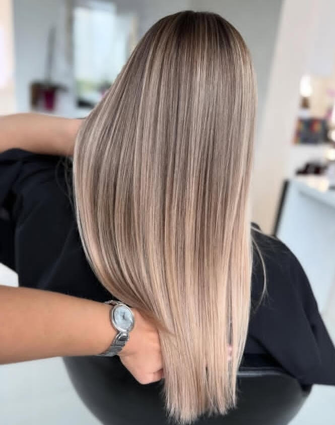 Ideal para cabellos tinturados y decolorados, sin brillo. Con frizz, quebrados y porosos, todo largo , más obsequio. S/ 350.00